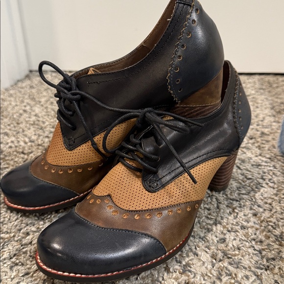 L'Artiste Shoes - L'Artiste By Spring Step Womens Bardot Derby Oxford Pump -- Navy Multi 38/8